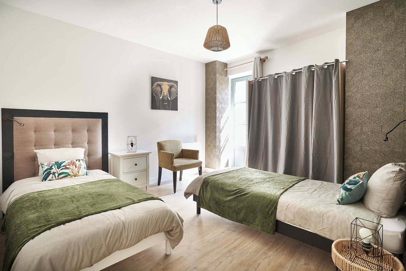 Luksusleilighet, balkong, byutsikt | Strykejern/-brett, reiseseng for barn, wi-fi (inkludert) og sengetøy