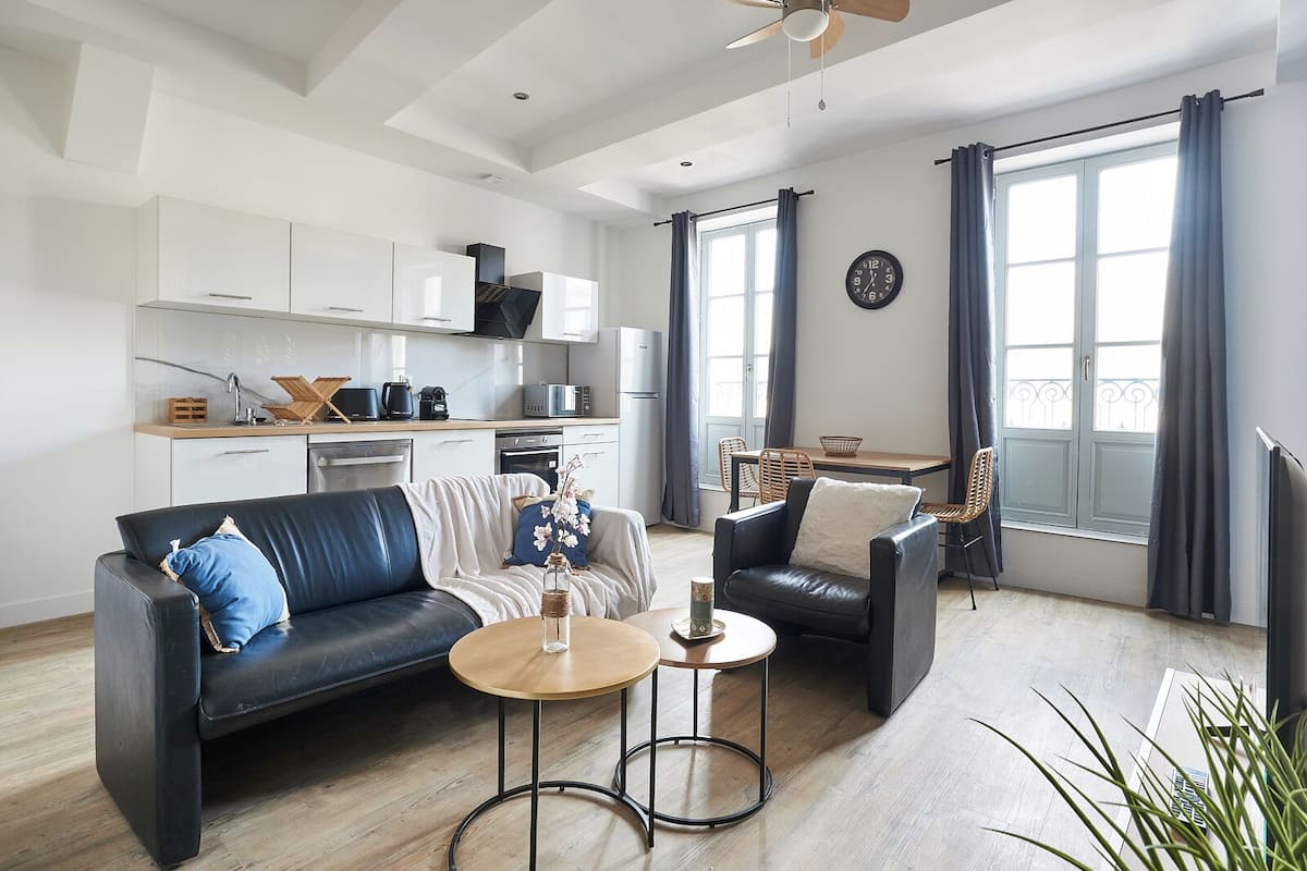 Departamento Confort, 1 cama Queen size, cocina, vista a la ciudad | Tabla de planchar con plancha, cuna de viaje y wifi gratis