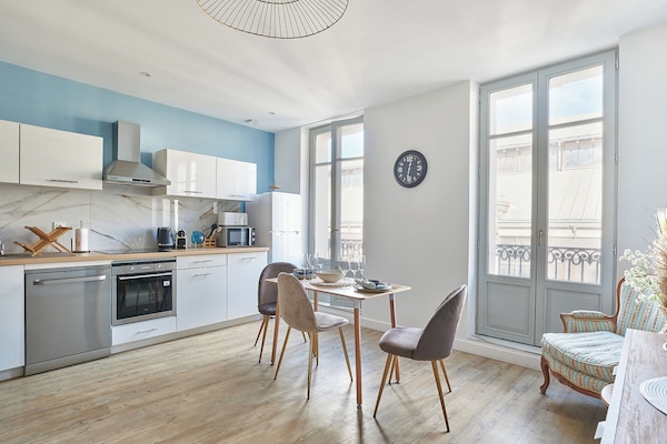 Apartament Deluxe, 1 llit de matrimoni, cuina, vistes a la ciutat | Sala d'estar | Televisor
