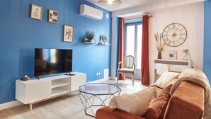 Appartement Deluxe, 2 chambres, cuisine | Coin séjour | Télévision de 40 pouces avec chaînes par câble
