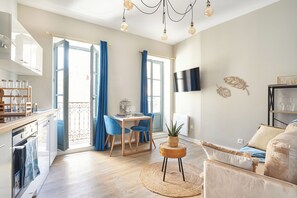 Comfort Apartment, 1 Queen Bed, Kitchen | Bathroom | Shower, hair dryer, towels, soap - Paul Riquet 1609 City Center Residences (Béziers)