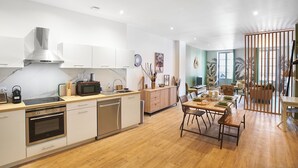 Appartement Luxe, balcon, vue ville | Coin séjour | Télévision de 40 pouces avec chaînes par câble