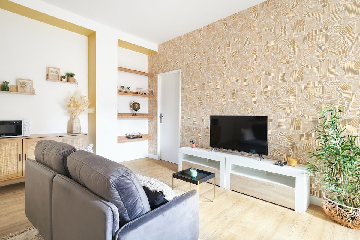 Departamento Deluxe, 1 cama Queen size, cocina | Área de sala de estar | Televisión