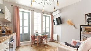 Studio Confort, 1 grand lit, cuisine | Coin séjour | Télévision de 40 pouces avec chaînes par câble