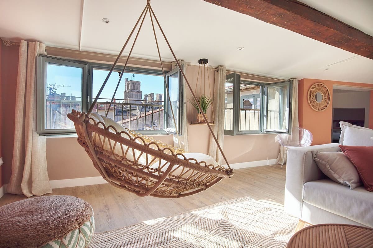 Departamento de luna de miel, 1 cama Queen size, cocina | Área de sala de estar | Televisión