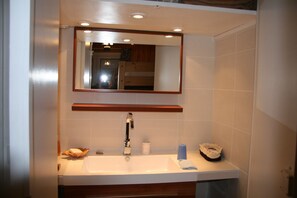 Dusche, Haartrockner, Seife, Toilettenpapier