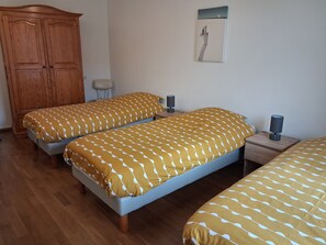3 Schlafzimmer, Schreibtisch, Bügeleisen/Bügelbrett, Reisekinderbett