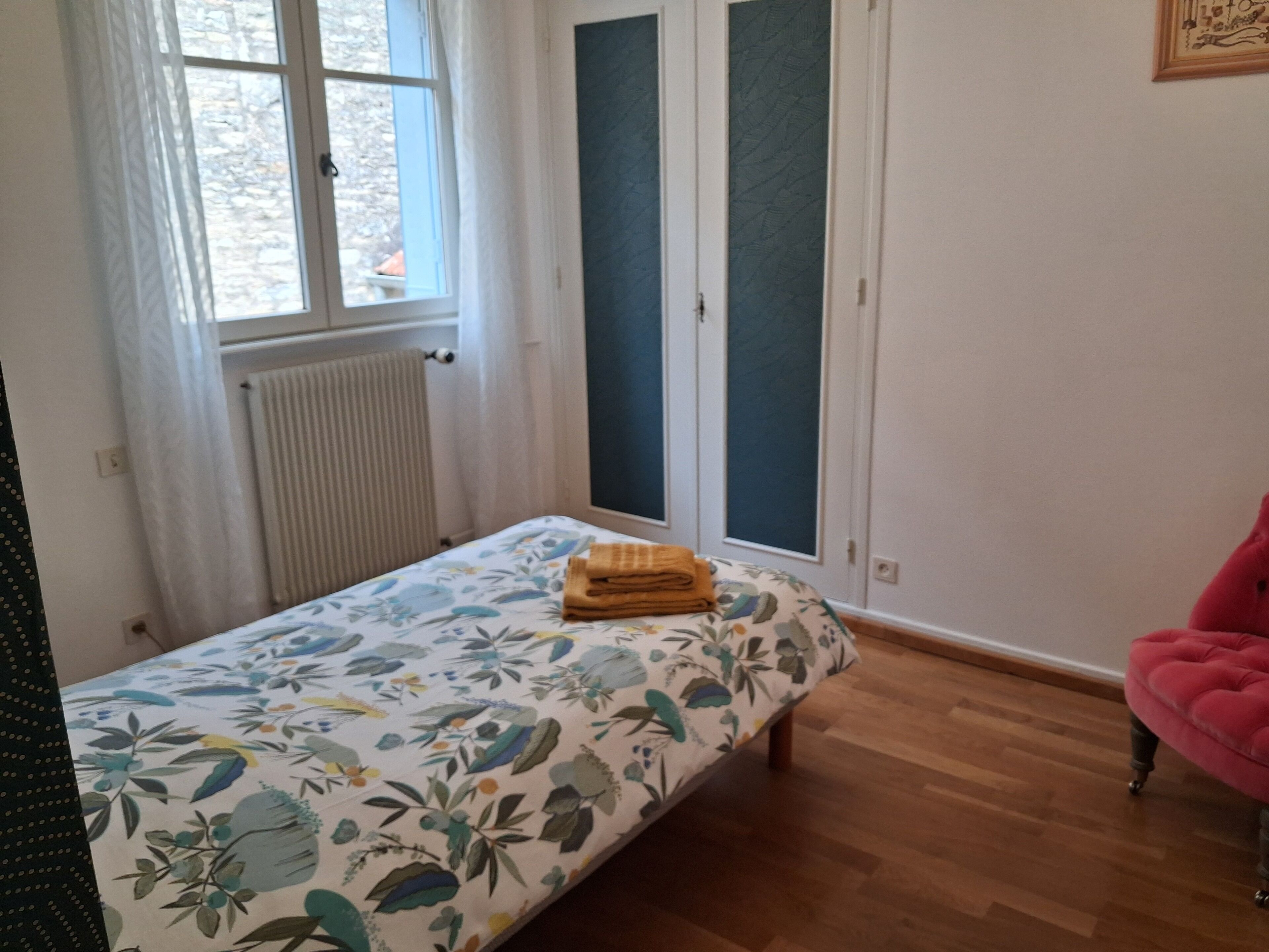 3 habitaciones, escritorio y tabla de planchar con plancha 