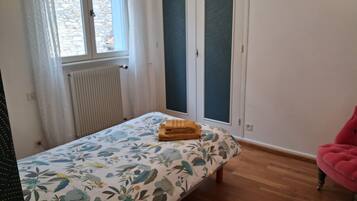 3 bedrooms, desk, iron/ironing board, travel crib