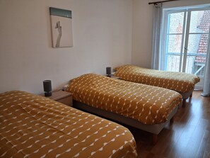 3 bedrooms, desk, iron/ironing board, travel cot - Gîte "Chez Tété (Meursault)