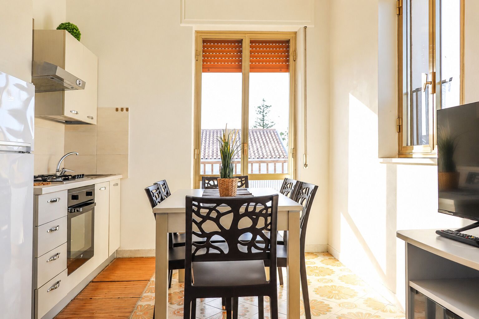Traditional Apartment | Private kitchen | Fridge, oven, stovetop