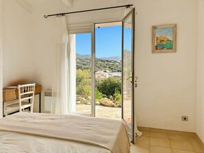 4 bedrooms, desk, travel crib, free WiFi