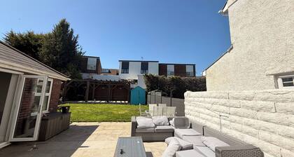 Bridgend Blissful Apartment With 3 Bedrooms