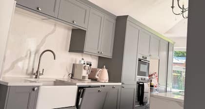 Bridgend Blissful Apartment With 3 Bedrooms