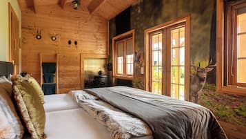 1 habitación, caja de seguridad en la habitación y escritorio