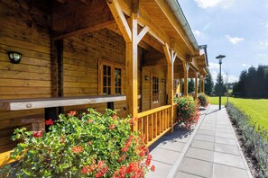 Deluxe Bungalow, 2 Bedrooms | In-room safe, desk, laptop workspace, blackout drapes - Dwór Myśliwski Hubertus (gmina Lubniany)