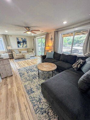 Smart-TV, Kamin, Arbeitsbereiche, Drucker