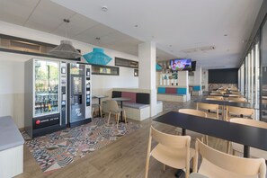 Étel- és italautomata