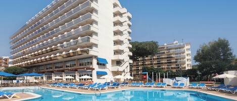 Außenpool (je nach Saison geöffnet), Sonnenschirme, Liegestühle