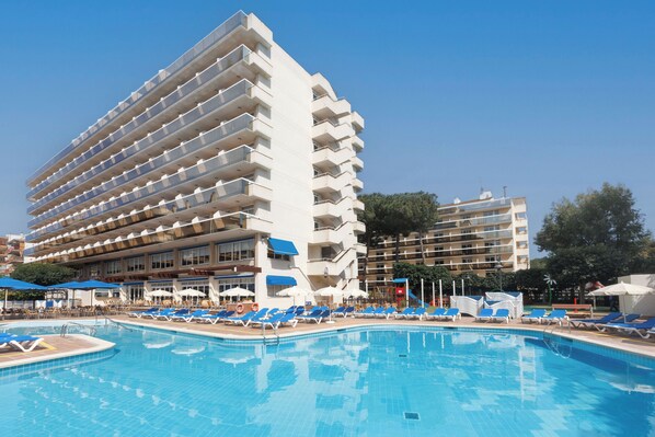 Seasonal outdoor pool, pool umbrellas, sun loungers