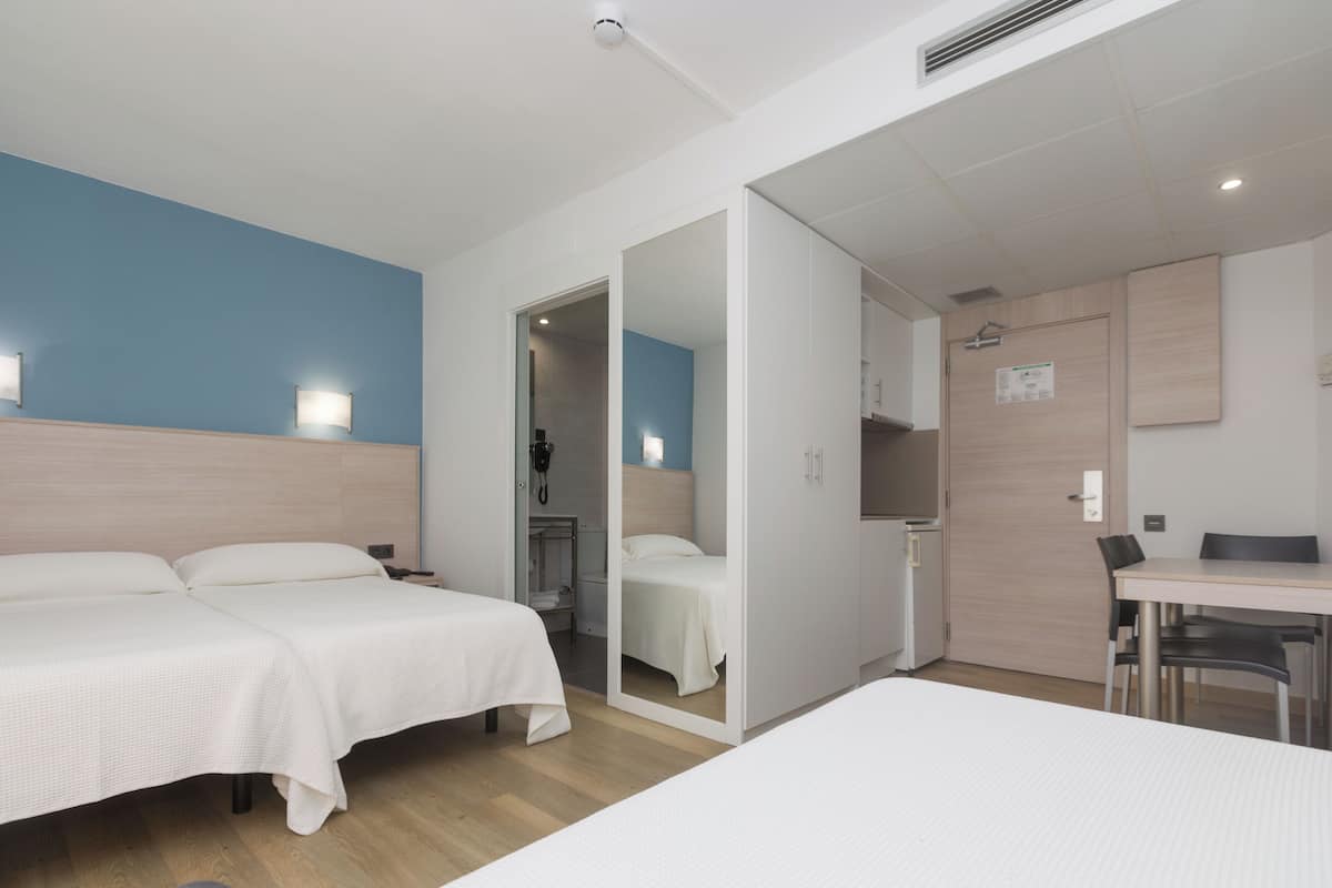 Minibar, caja de seguridad en la habitación y cunas gratuitas