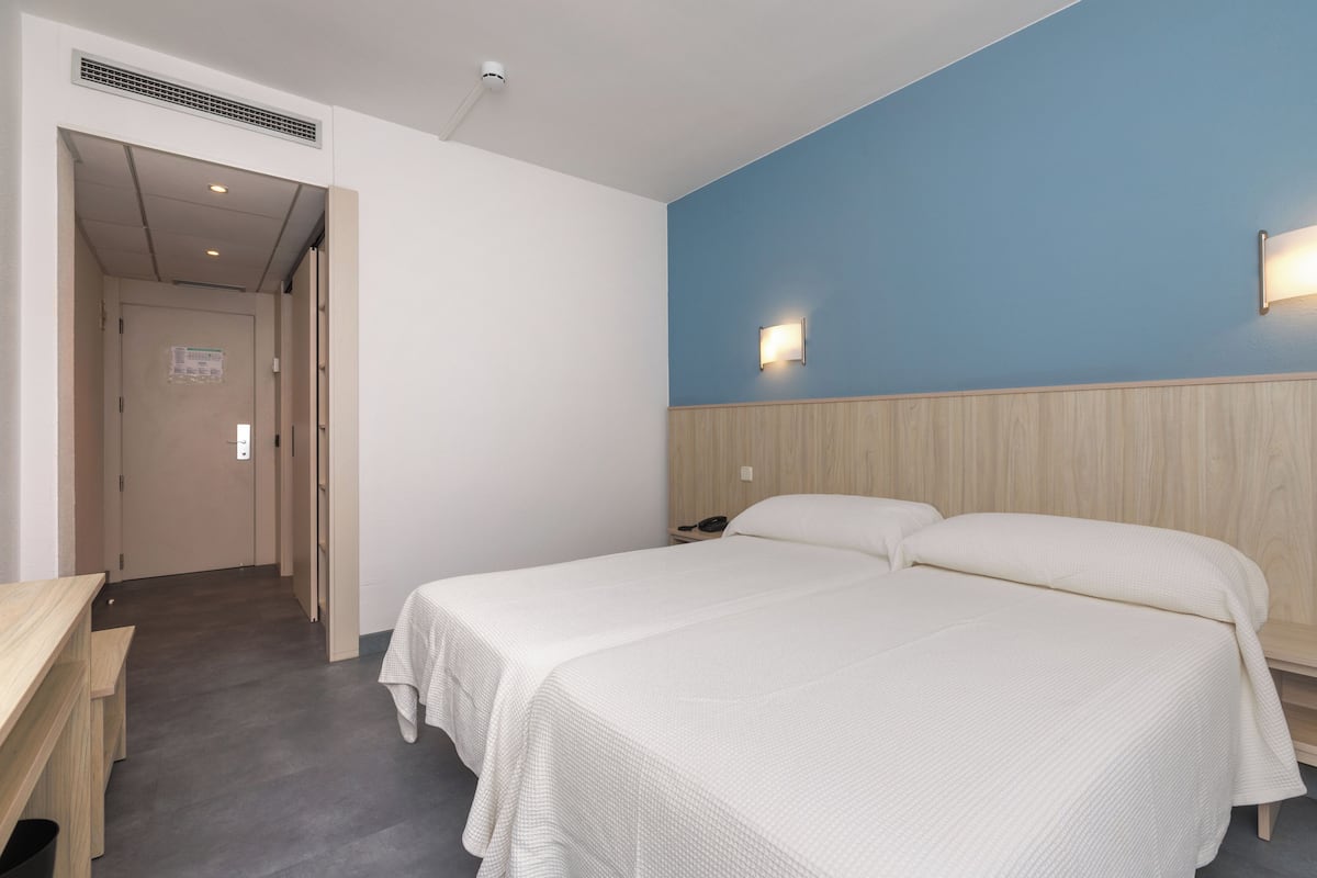 Minibar, caja de seguridad en la habitación y cunas gratuitas