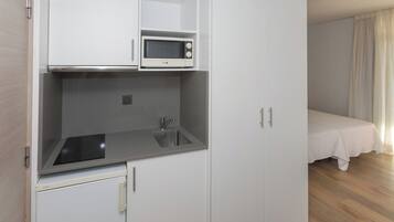 Frigobar, microondas, utensilios de cocina y comedor