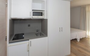 Minikylskåp, mikrovågsugn, grytor/köksredskap och matbord