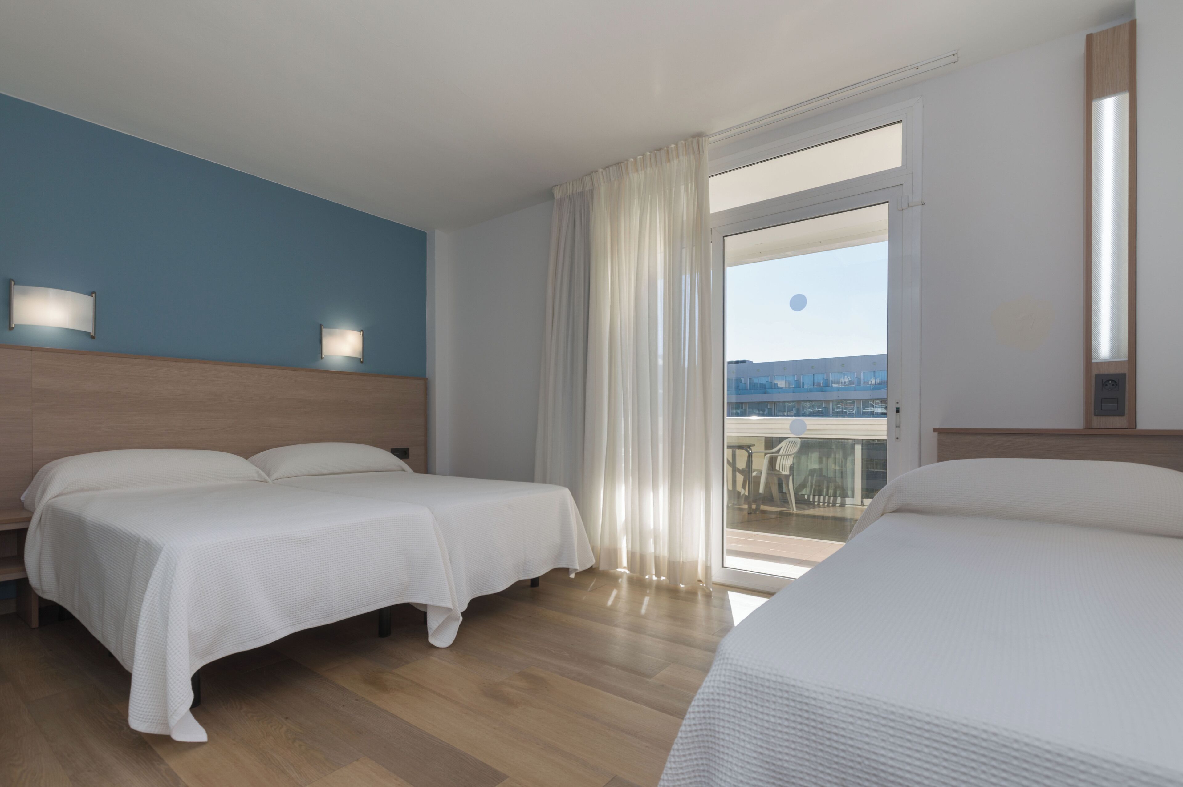 Een minibar, een kluis op de kamer, gratis babybedden, gratis wifi