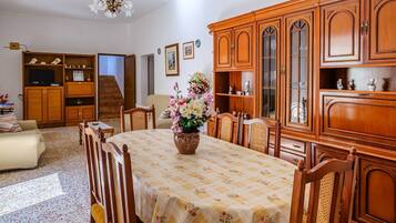 House, 4 Bedrooms, Smoking, Private Pool | Dining room