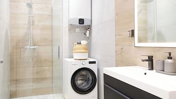 Deluxe Apartment, 1 Queen Bed, Kitchen | Bathroom | Shower, hair dryer, towels, soap