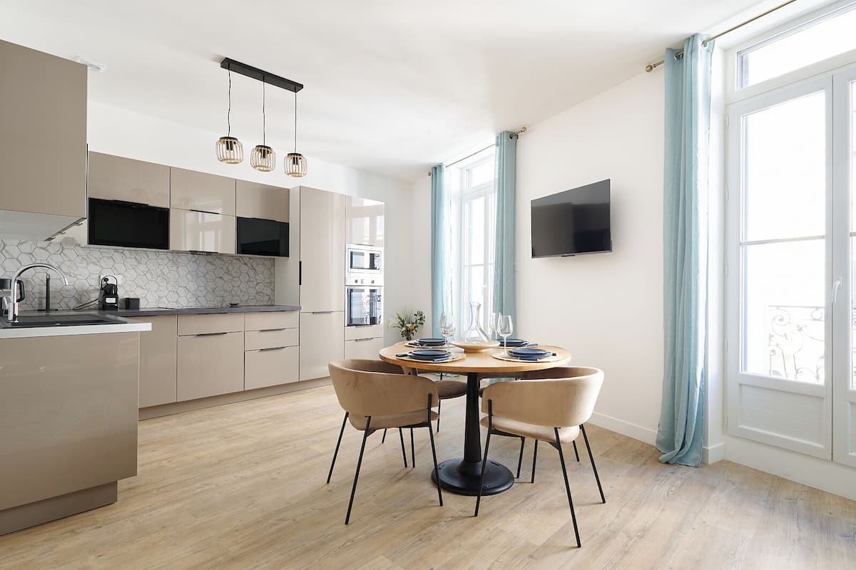 Appartement Deluxe, 1 grand lit, cuisine | Coin séjour