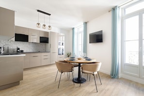Deluxe Apartment, 1 Queen Bed, Kitchen | Living area - Le Flourens by Béziers 1609 Résidences (Béziers)