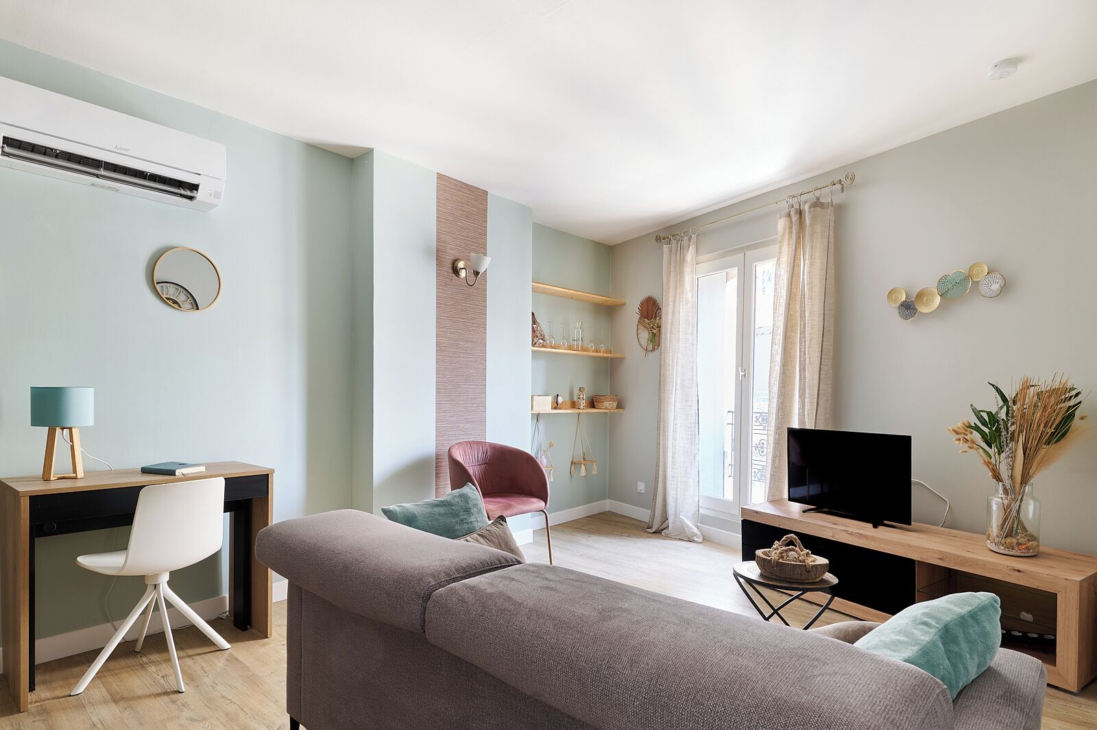 Comfort Apartment, 1 Queen Bed, Kitchen | Living area