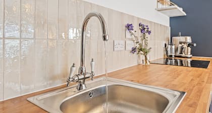 Luxury 2 Bedroom Cottage, with private courtyard and garden.