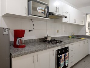 Réfrigérateur, micro-ondes, four, plaque de cuisson