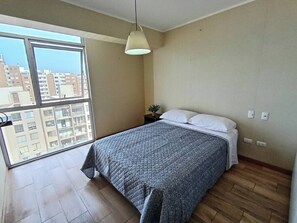 2 bedrooms, desk, WiFi, bed sheets