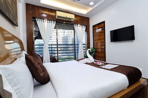 1 bedroom, desk, iron/ironing board, WiFi