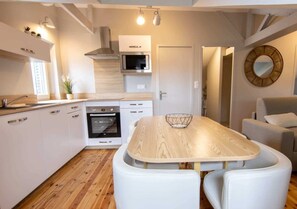 Refrigerador, horno, utensilios de cocina, mesa de comedor