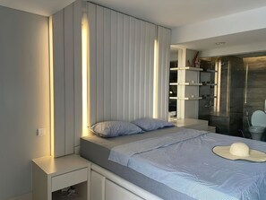 1 bedroom, minibar, desk, laptop workspace
