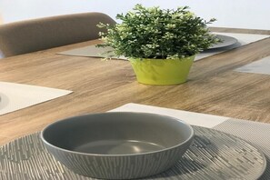Premium Apartment, 2 Bedrooms, Balcony, City View | In-room dining