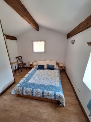 2 chambres, fer et planche à repasser, draps fournis