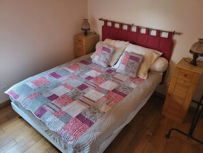 2 bedrooms, iron/ironing board, bed sheets