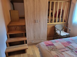 2 bedrooms, iron/ironing board, bed sheets