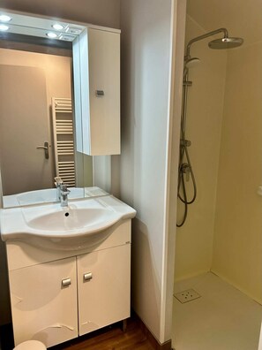 Hair dryer - Apartment 6 people air-conditioned family type 2 bedrooms + sofa bed Puy de Dôme 301 (Chatelguyon)