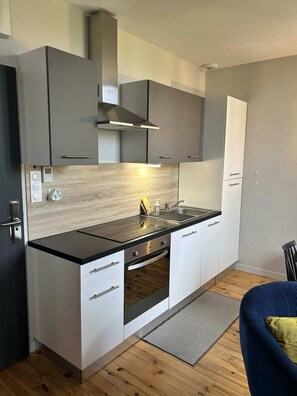 Dishwasher, cookware/dishes/utensils