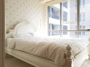Superior appartement, 2 slaapkamers, keuken, uitzicht op de stad | Een minibar, een bureau, een laptopwerkplek, verduisterende gordijnen