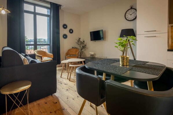 TV, offices - 4-person air-conditioned apartment 1 bedroom + sofa bed Puy de Louchadière 104 (Chatelguyon)