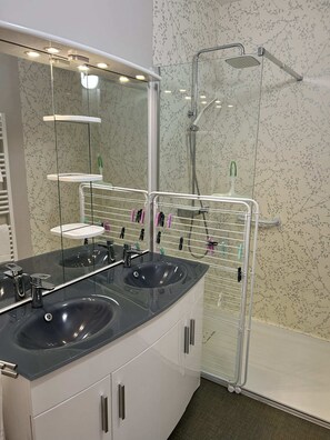 Bathroom - 4-person air-conditioned apartment 1 bedroom + sofa bed Puy de Louchadière 104 (Chatelguyon)