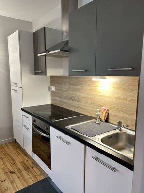 Horno, lavavajillas y mesa de comedor
